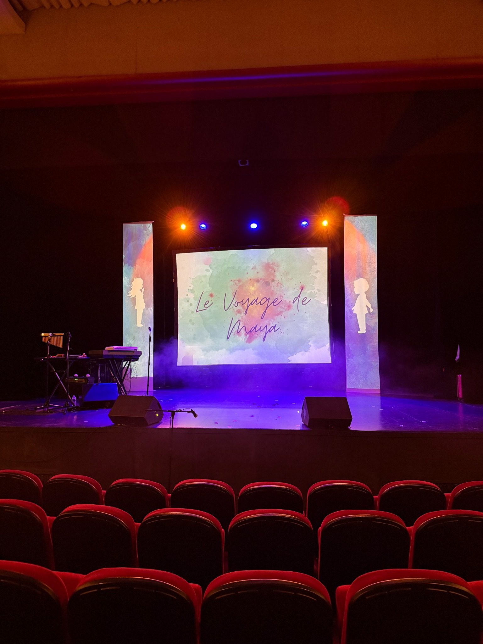 Scène du Voyage de Maya avec lumières et projections